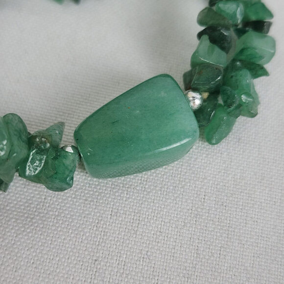 Green Natural Stone Chip Stone Beaded Stretch Bracelet - Picture 3 of 4